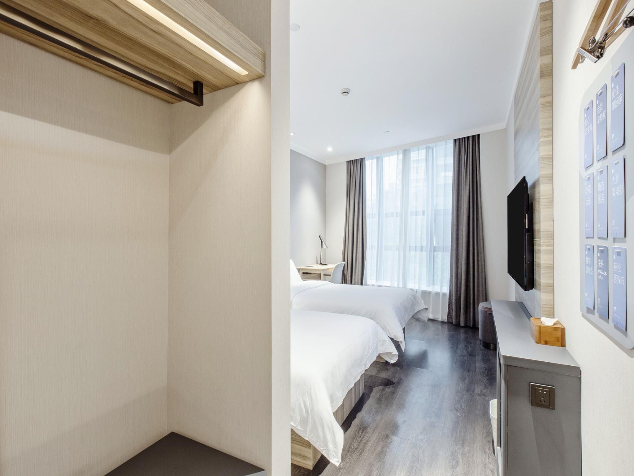 Twin Bed Room