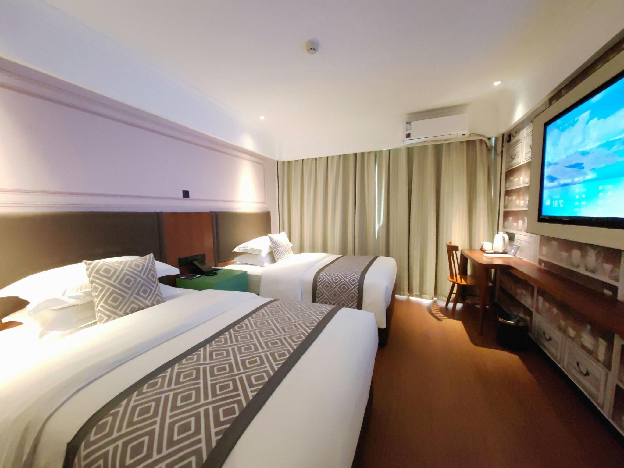 GTI - GEM Superior Twin Bed Room, Movie Projector