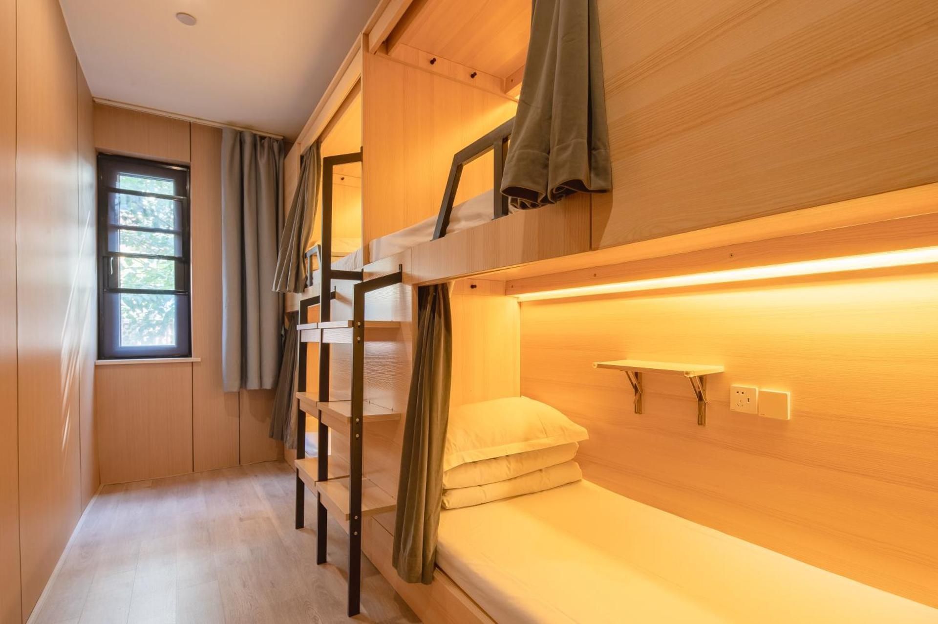 4-Bed Room