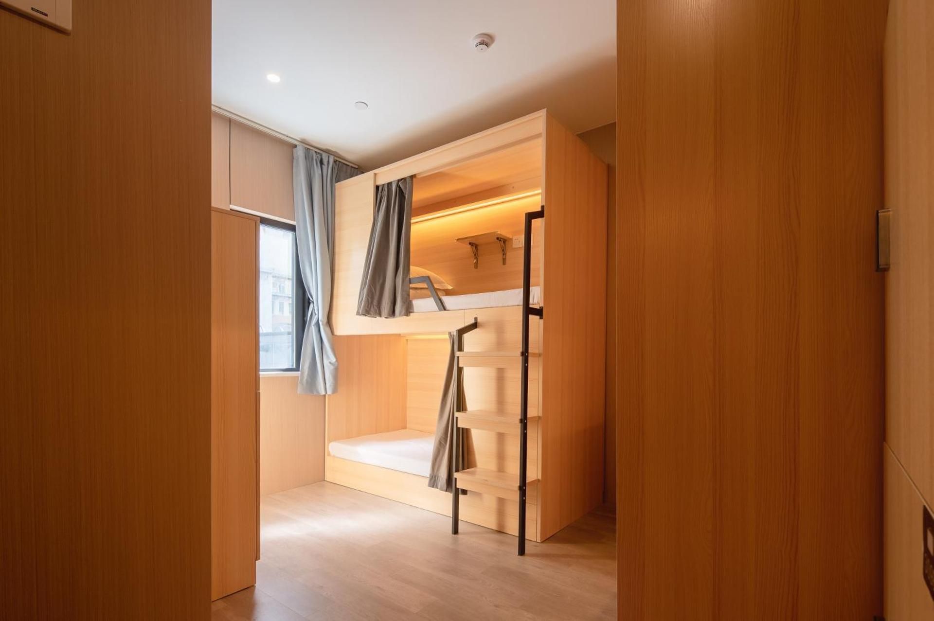 6-Bed Room