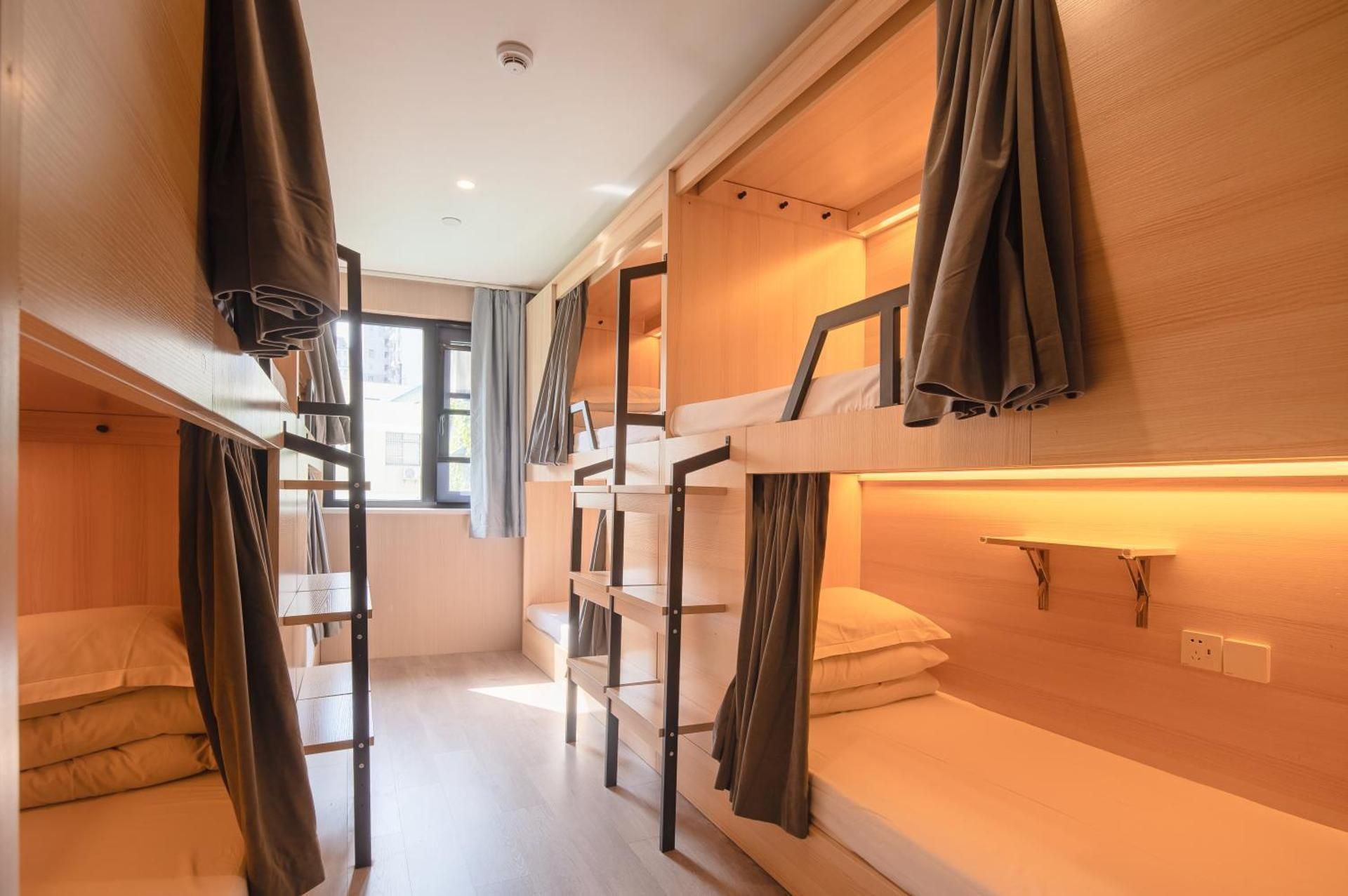 8-Bed Room