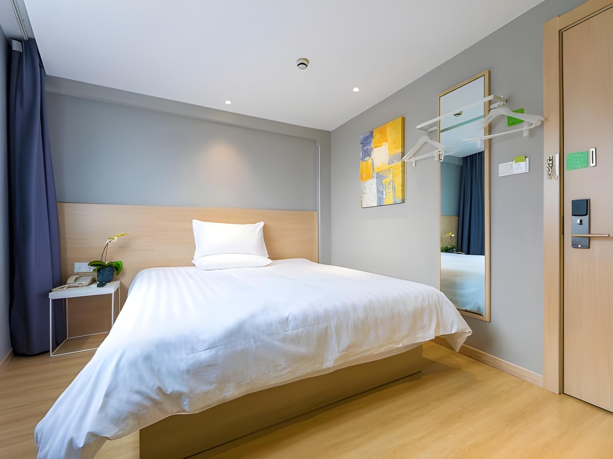 Huazhu - Room With Bed