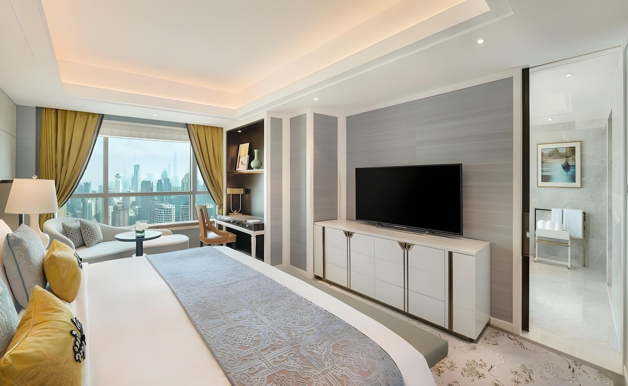 Deluxe Room, Guest room, 1 King, City view, High floor