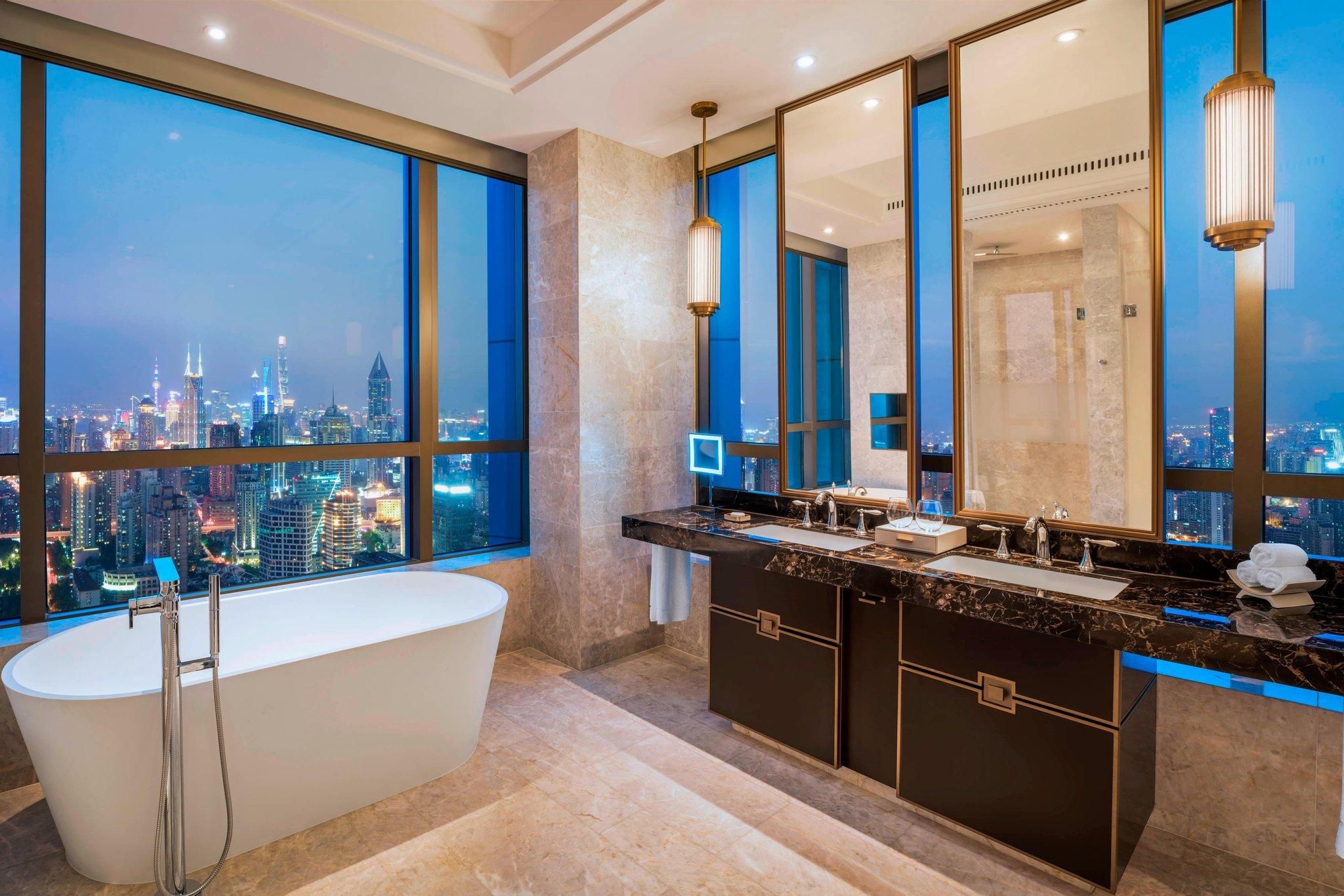 Premier Deluxe Room, Guest room, 1 King, City view, Corner room, High floor
