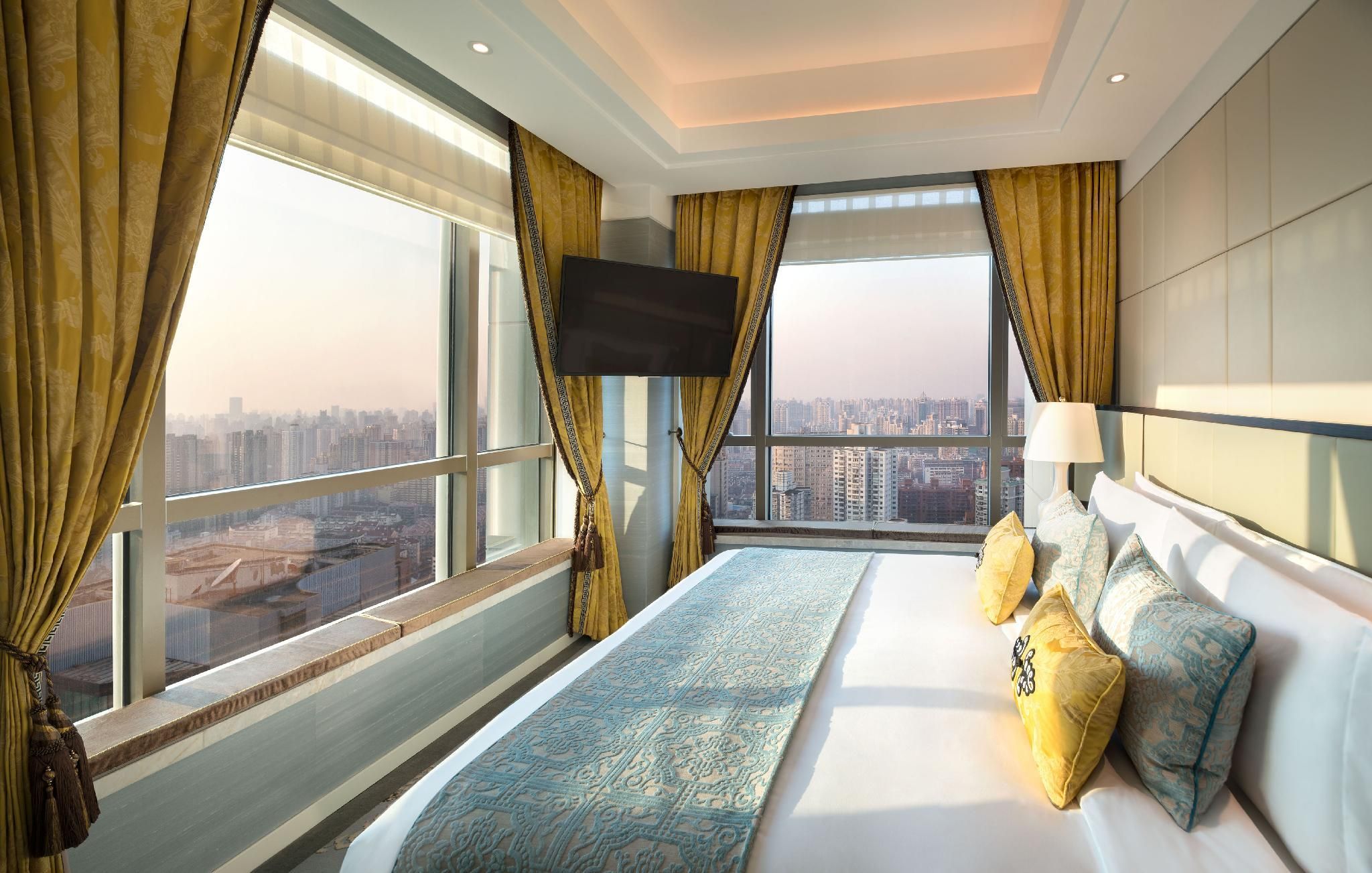 The Manor Junior Suite, Junior Suite, 1 King, City view, High floor