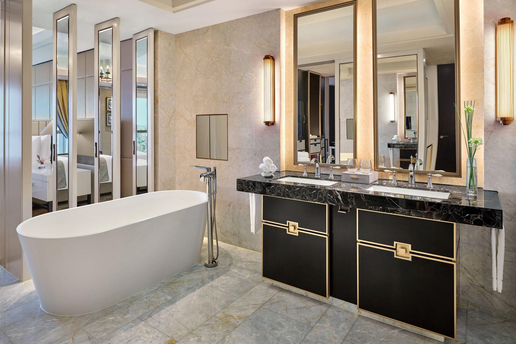 The Manor Skyline Deluxe, Guest room, 1 King, Skyline view, High floor