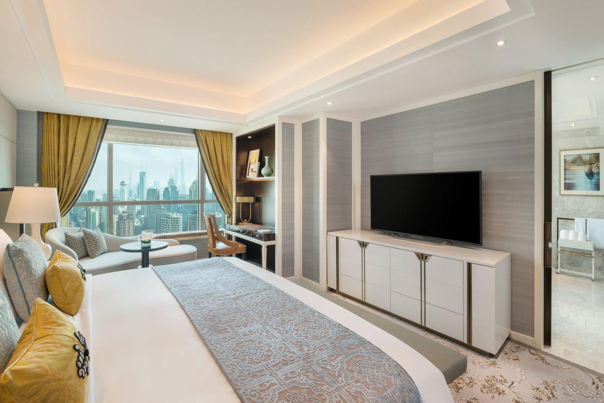 Superior Deluxe Room, Guest room, 1 King, City view, High floor