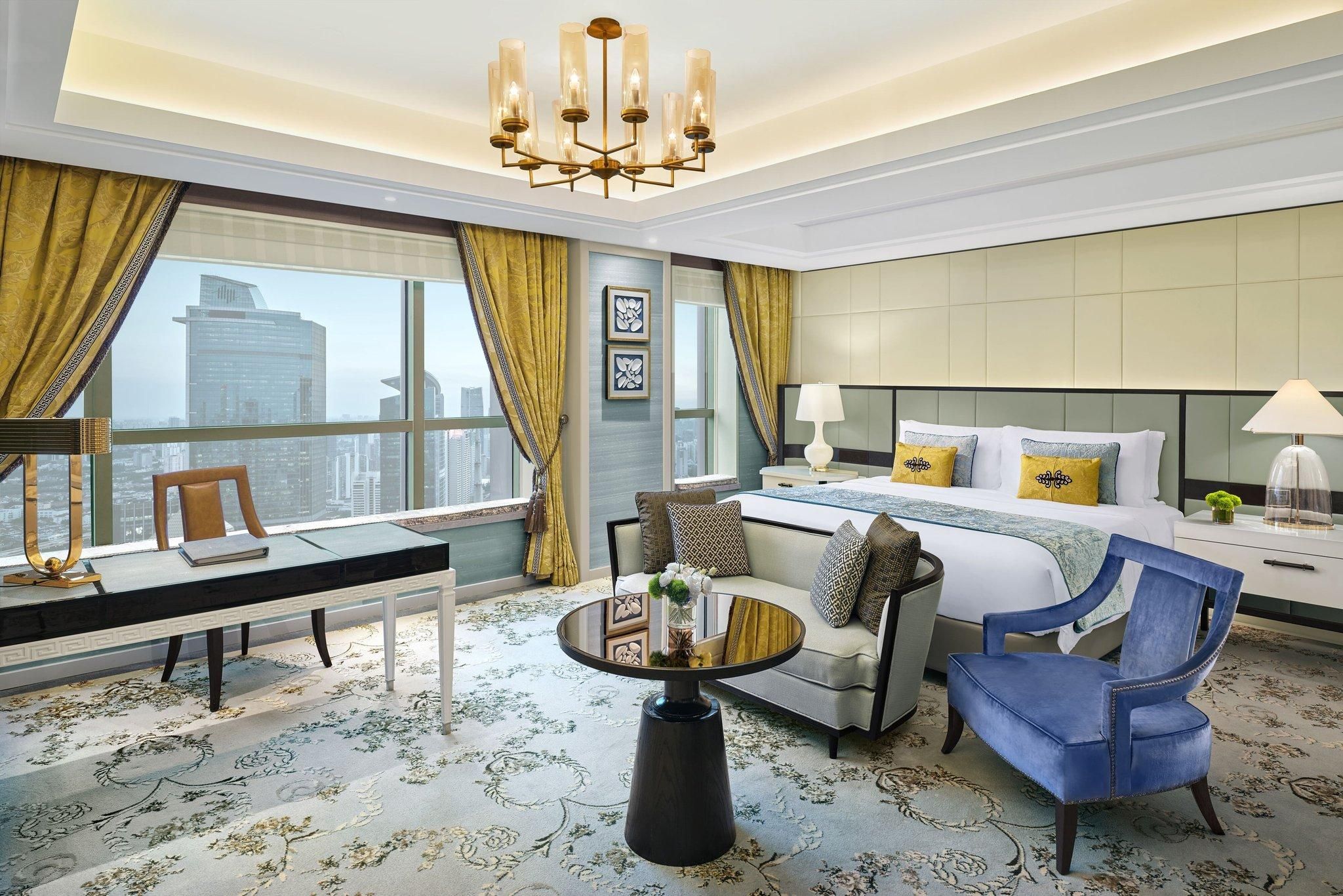 The Manor Deluxe Room, Guest room, 1 King, City view, High floor