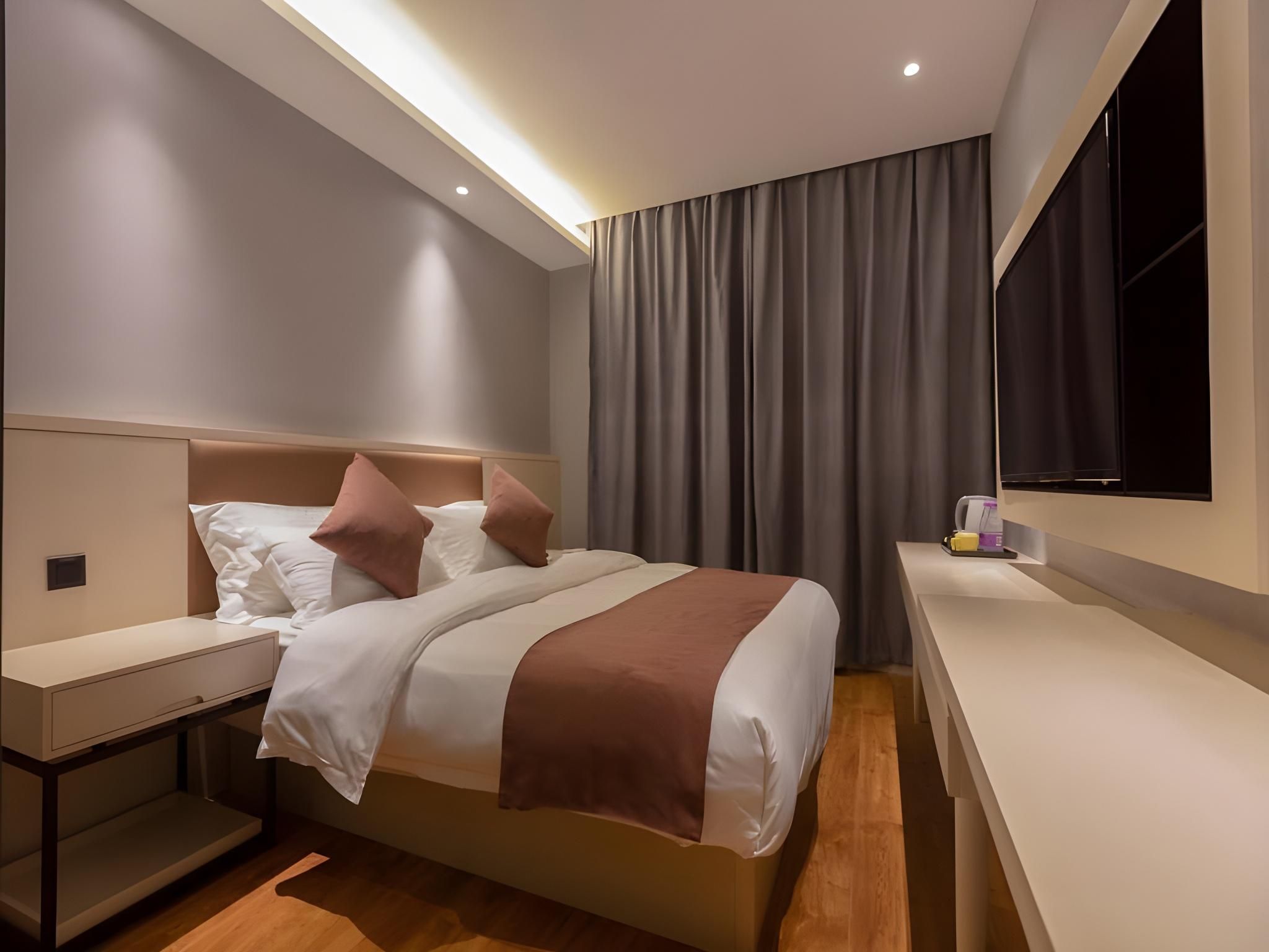GTR - 1 Bed Guest Room with Aisle window