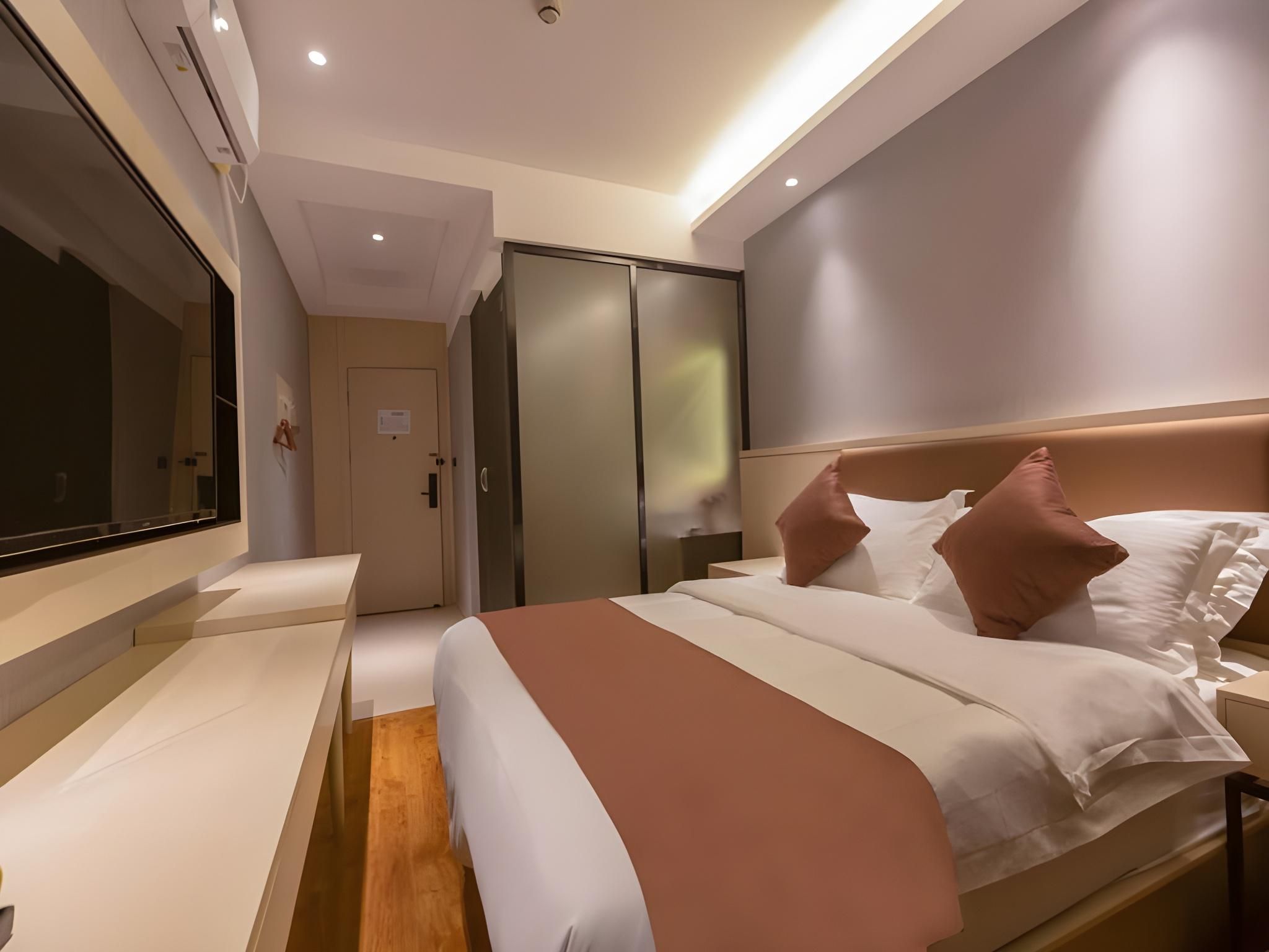 GTR - 1 Bed Guest Room with Aisle window