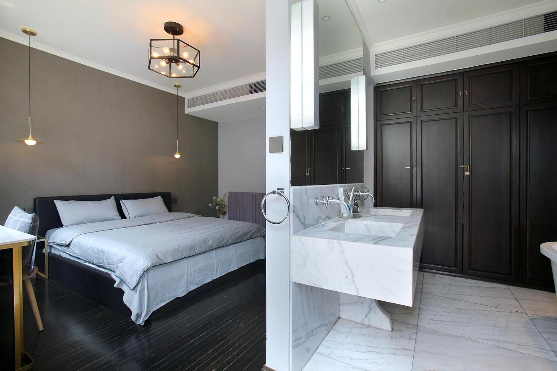 Colubia Queen Room with Balcony