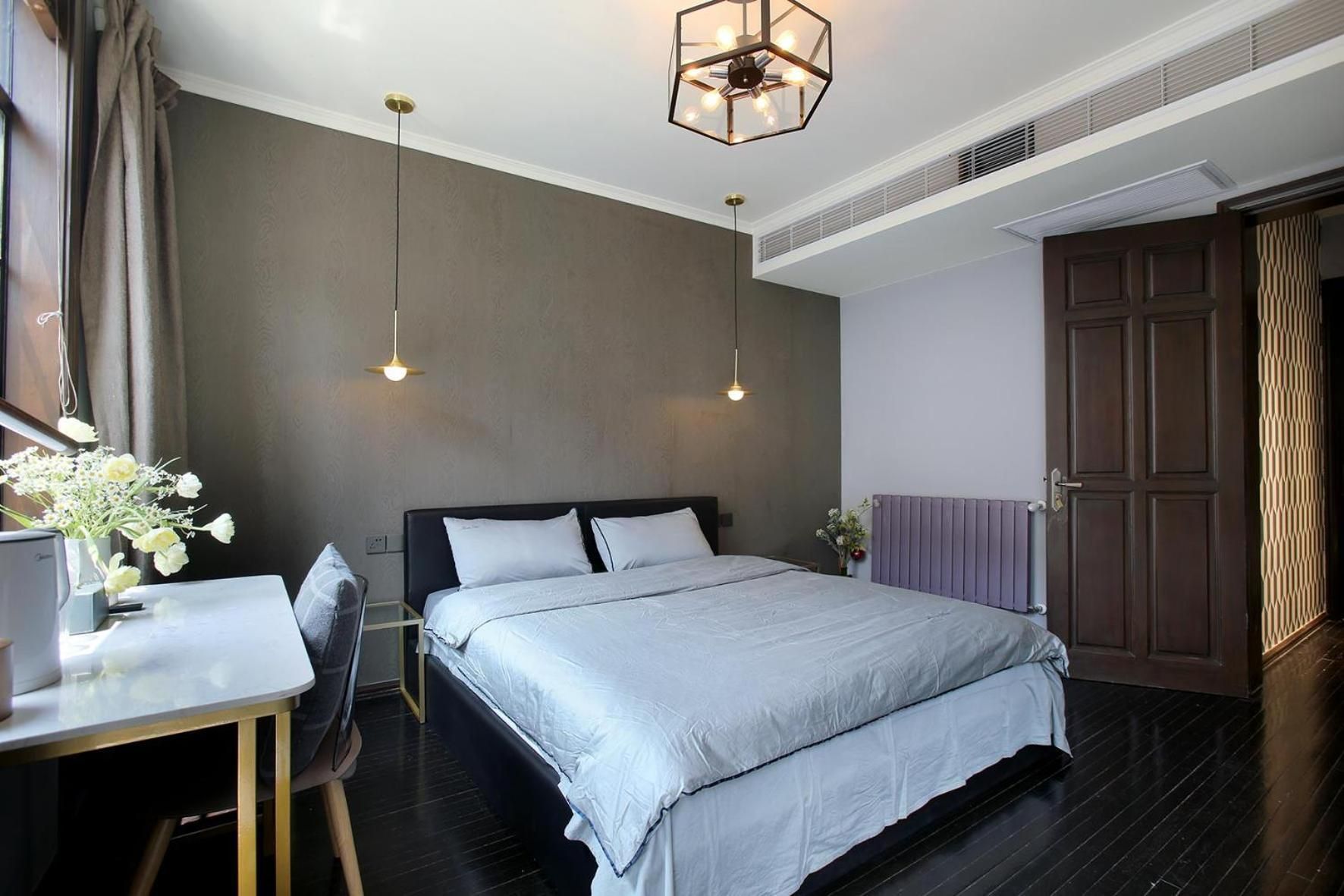 Colubia Queen Room with Balcony