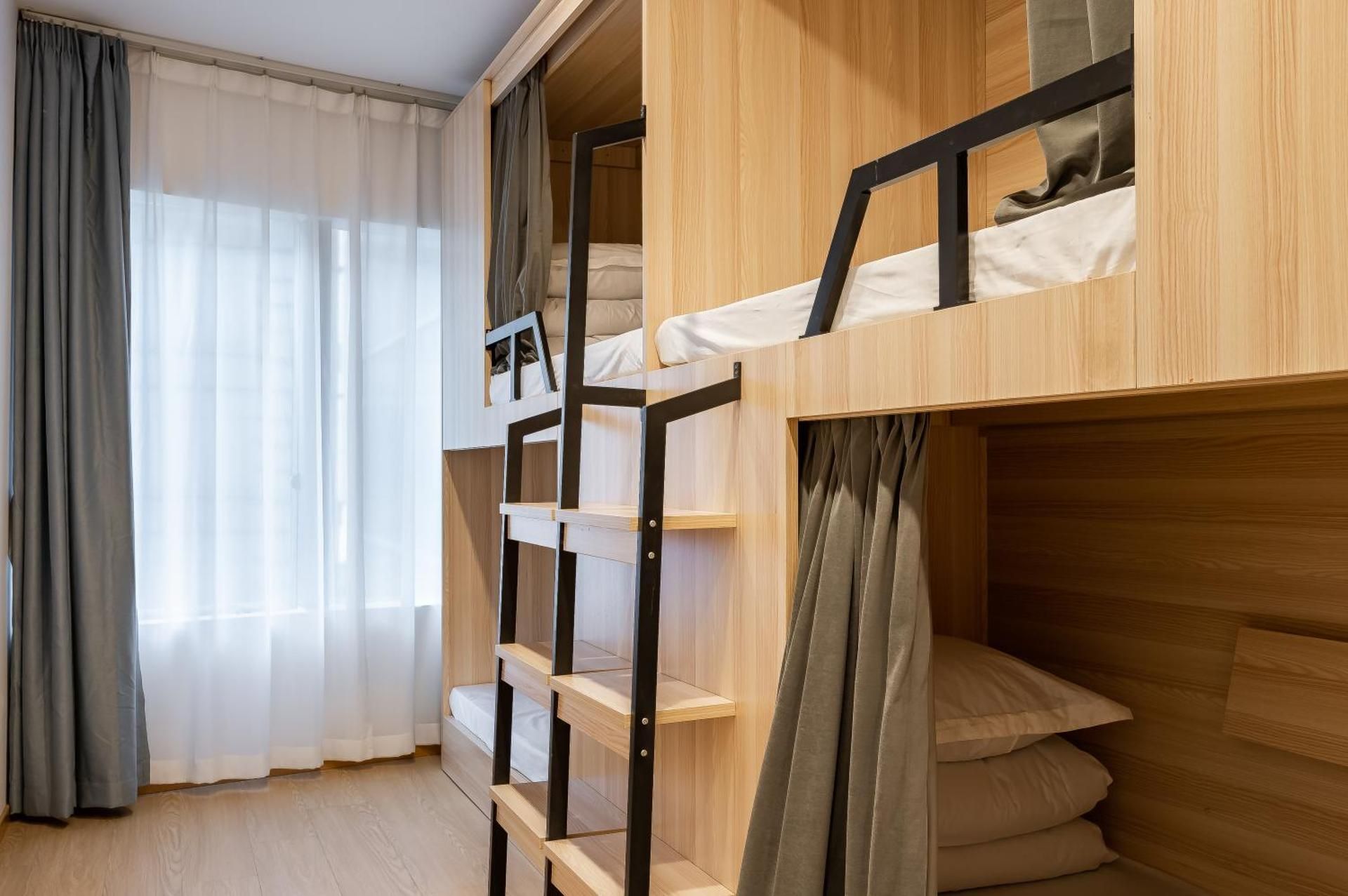 Bed in 6-Bed Male Dormitory Room -Shared Bathroom 