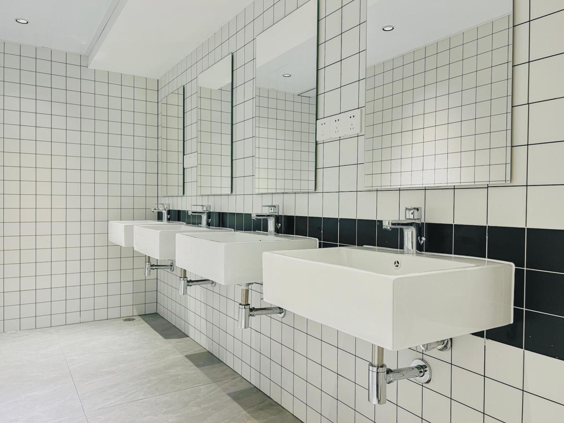 Bed in 6-Bed Male Dormitory Room -Shared Bathroom 