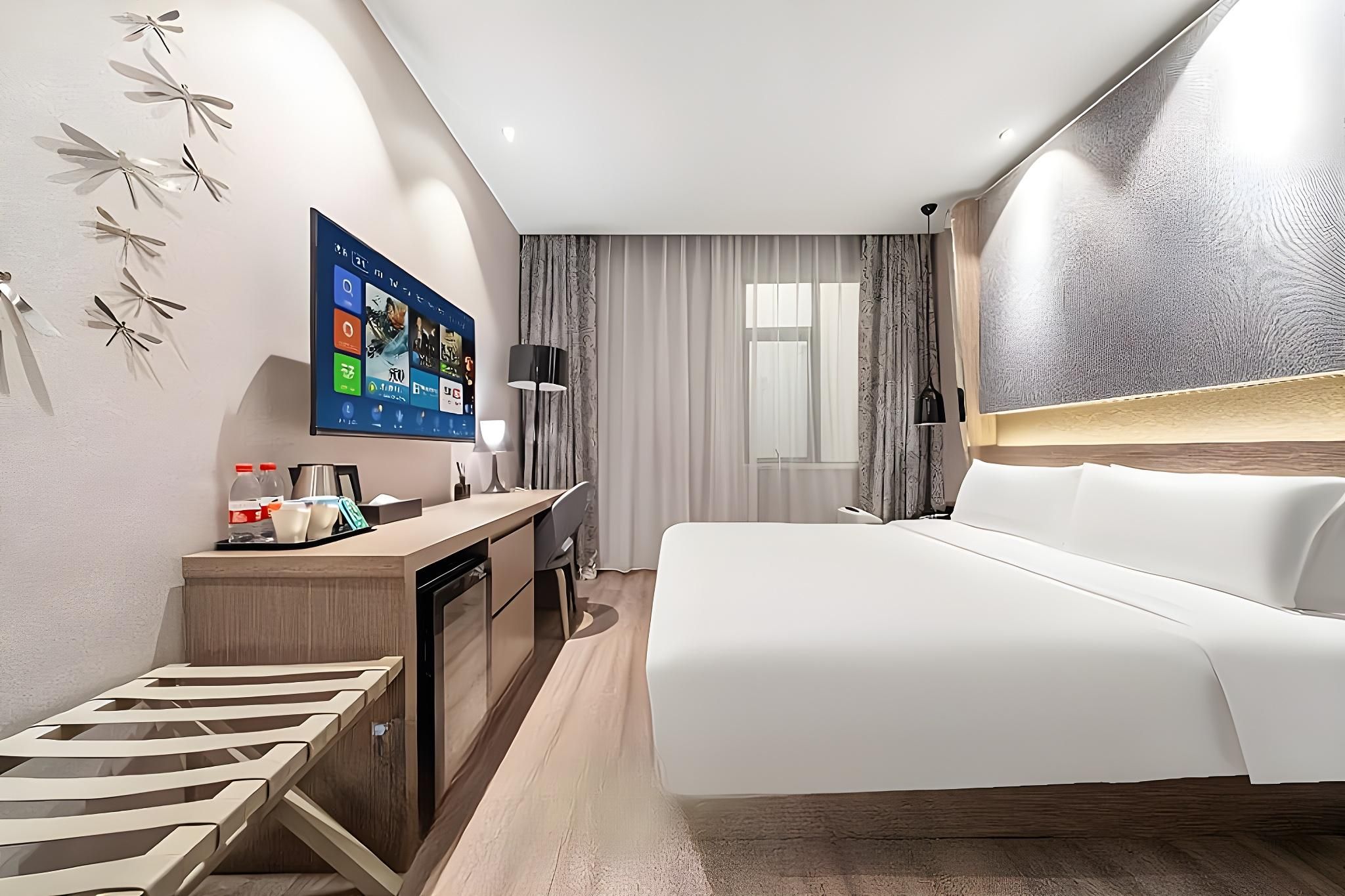 Chic Queen Room