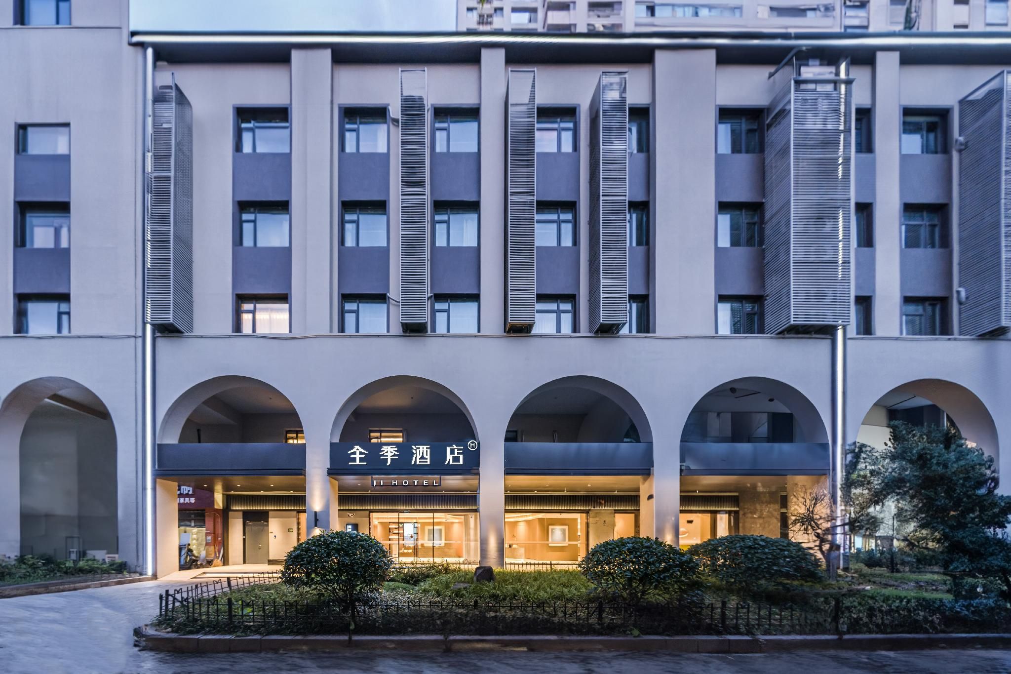 Ji Hotel Shanghai Zhenping Road Metro Station