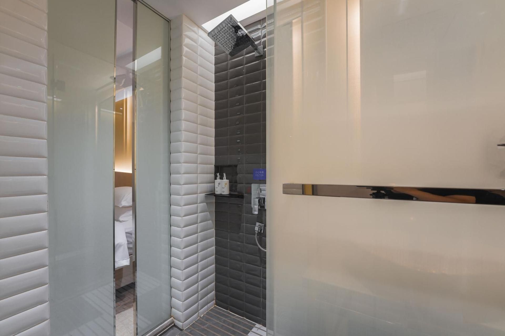 WH - Deluxe Bed Room