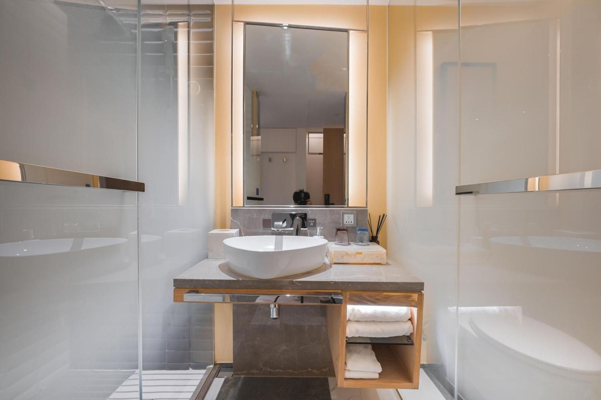 WH - Deluxe Room Twin