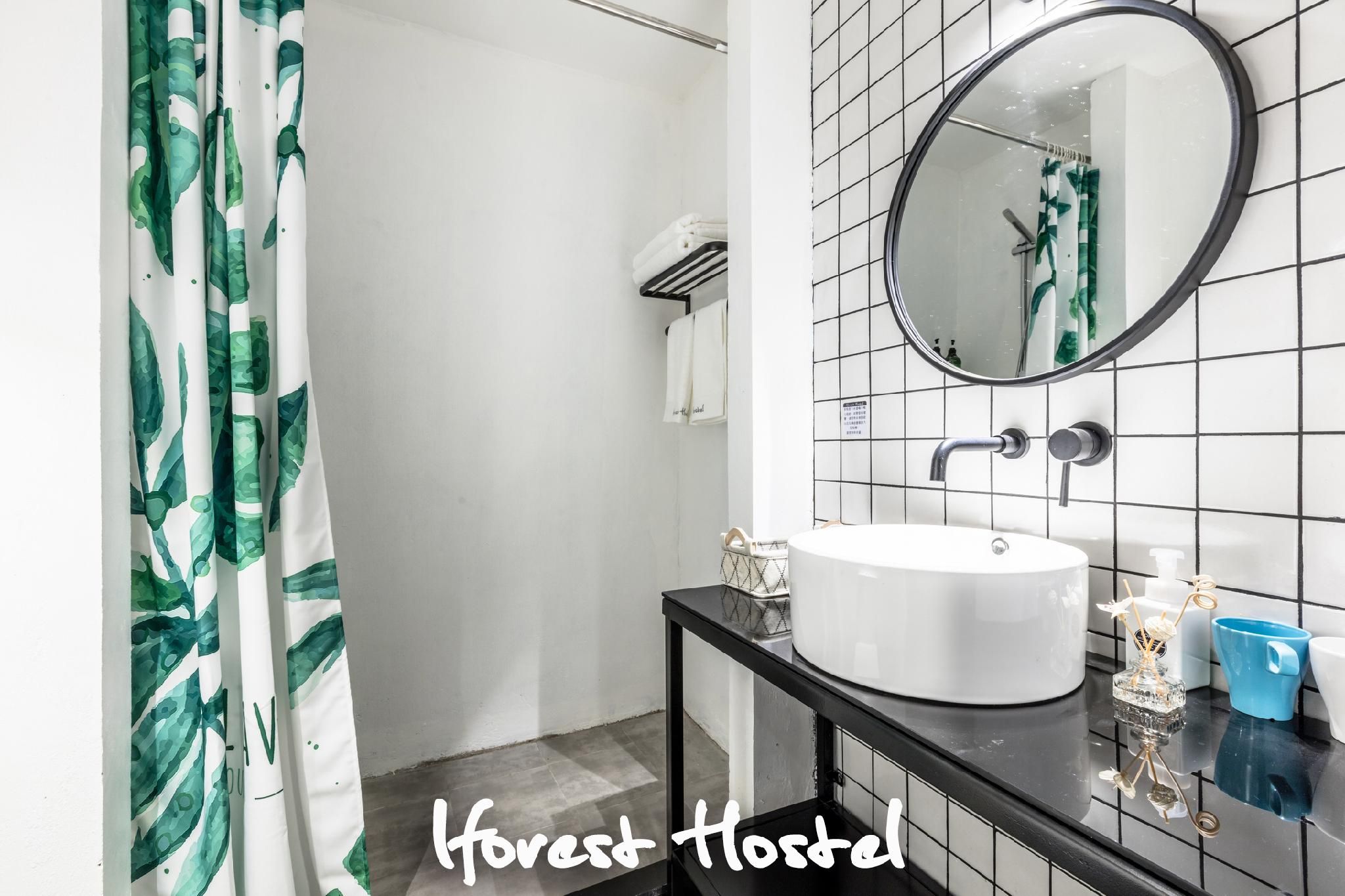 Single Room with Shower - Non-Smoking