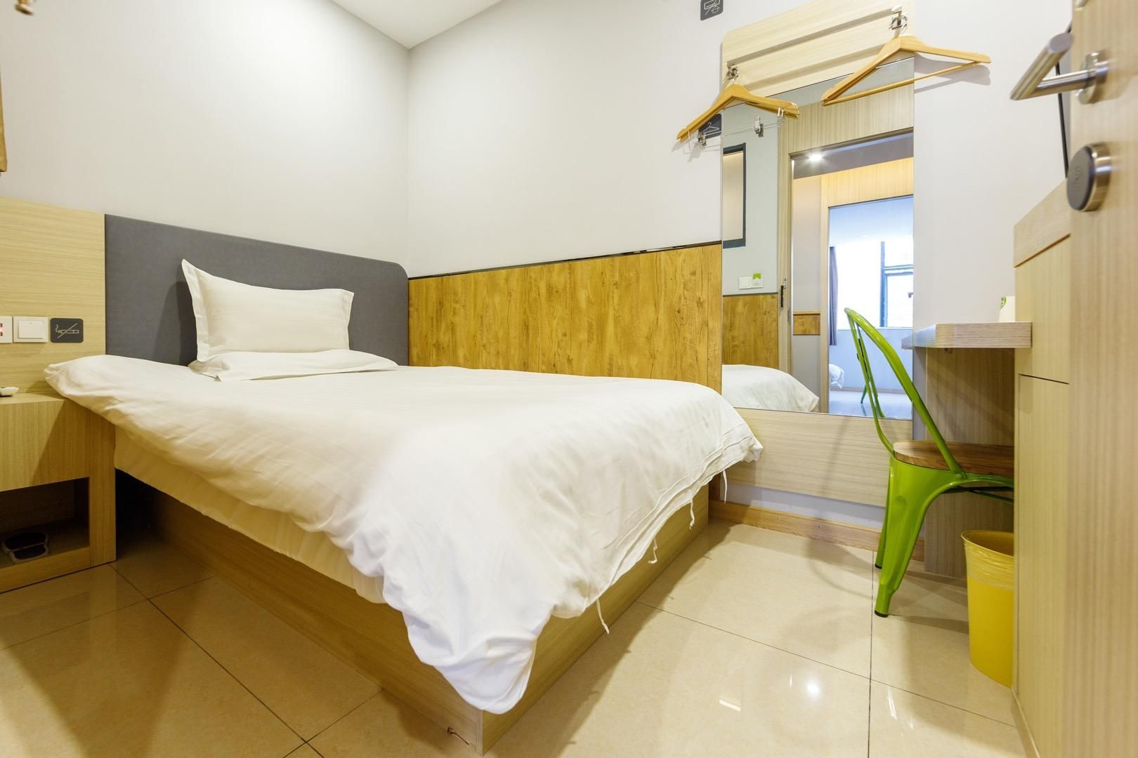 Huazhu - Room With Bed