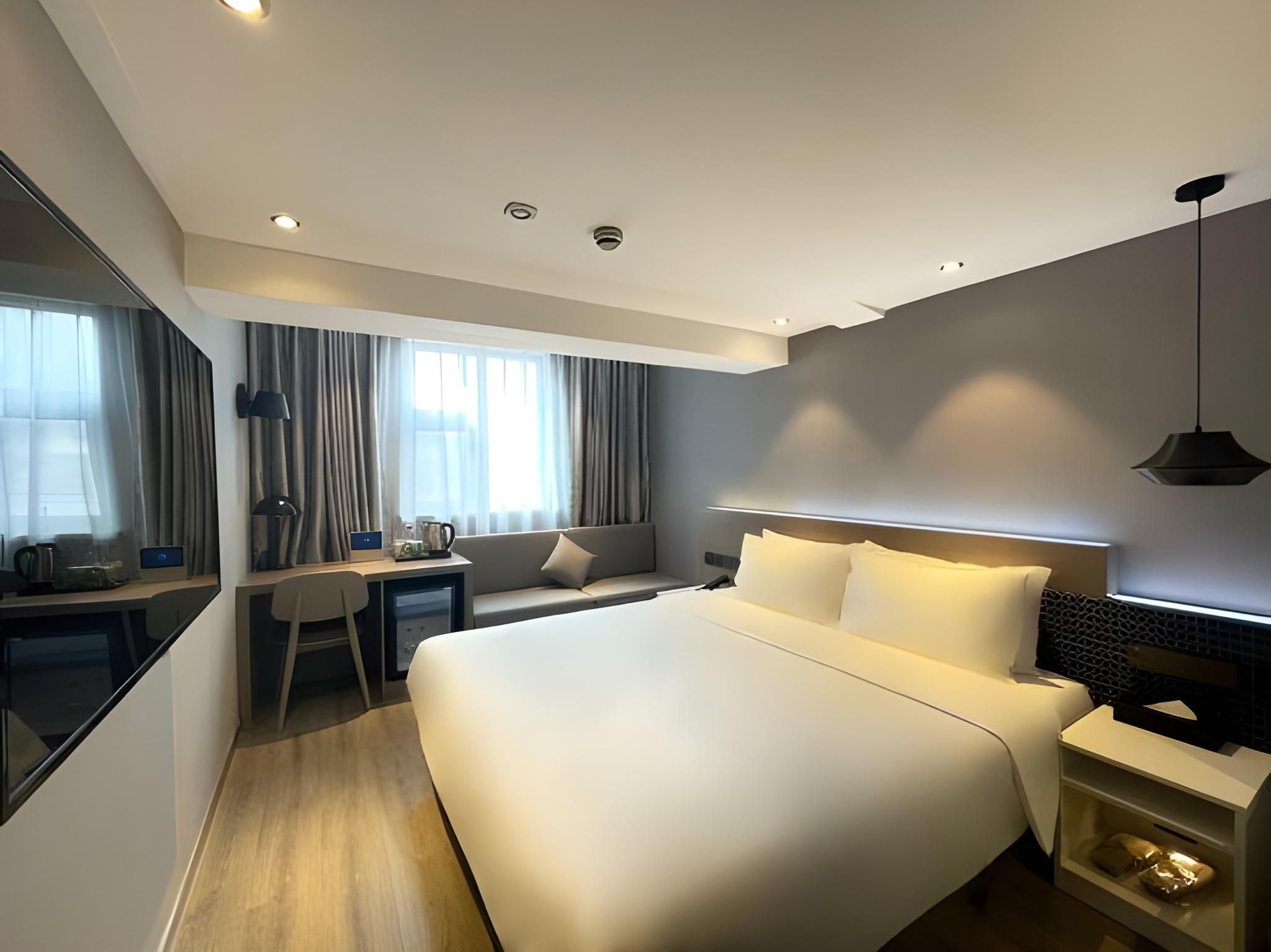 Business Queen Room