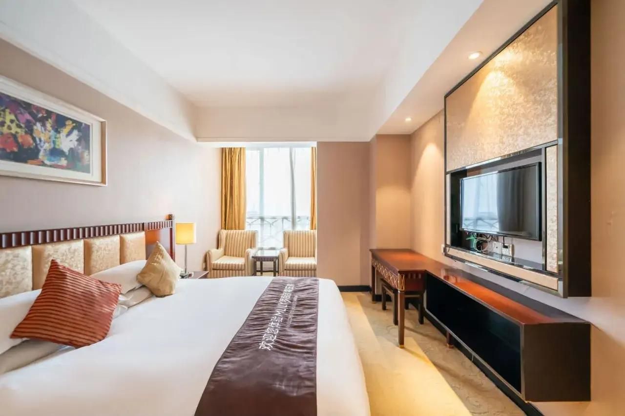 Luxe Queen Room