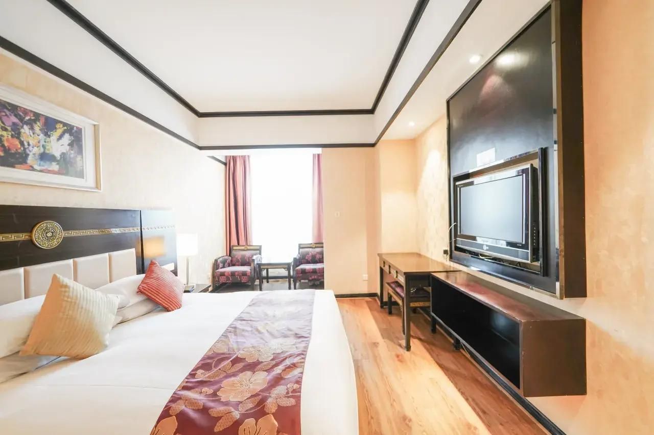 Luxe Queen Room