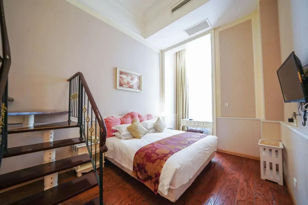 Deluxe Queen Queen Room