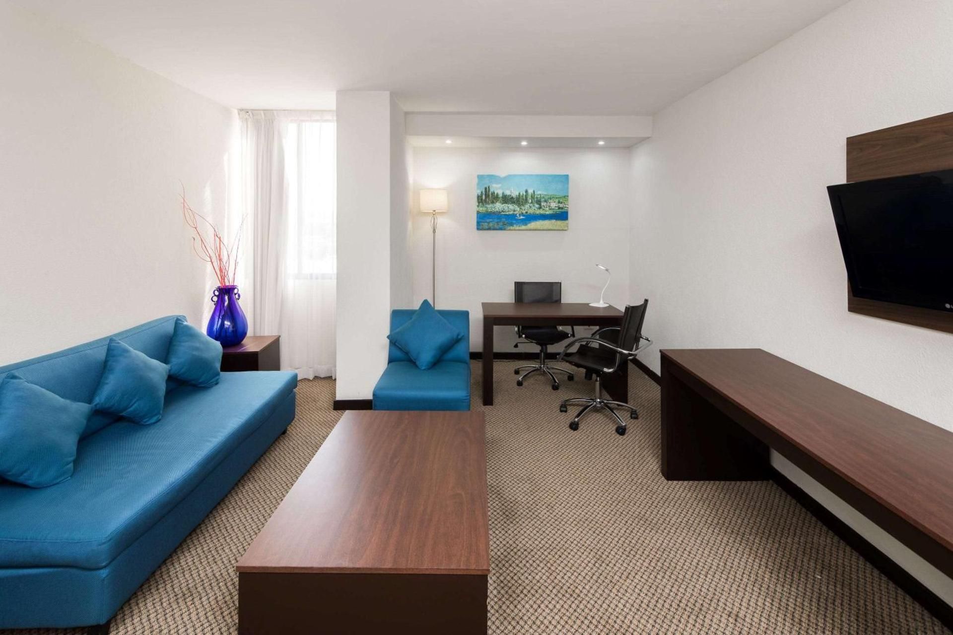 Wyndham Executivo Culiacan 1 King Suite Non-Smoking 3