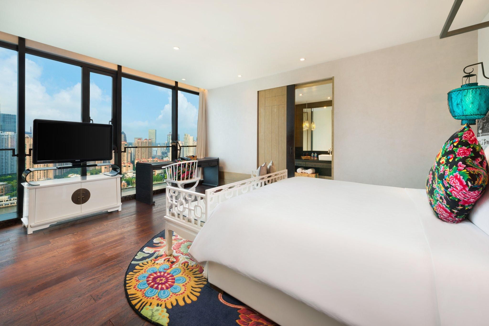 1 King Bed Bund Suite Non-Smoking