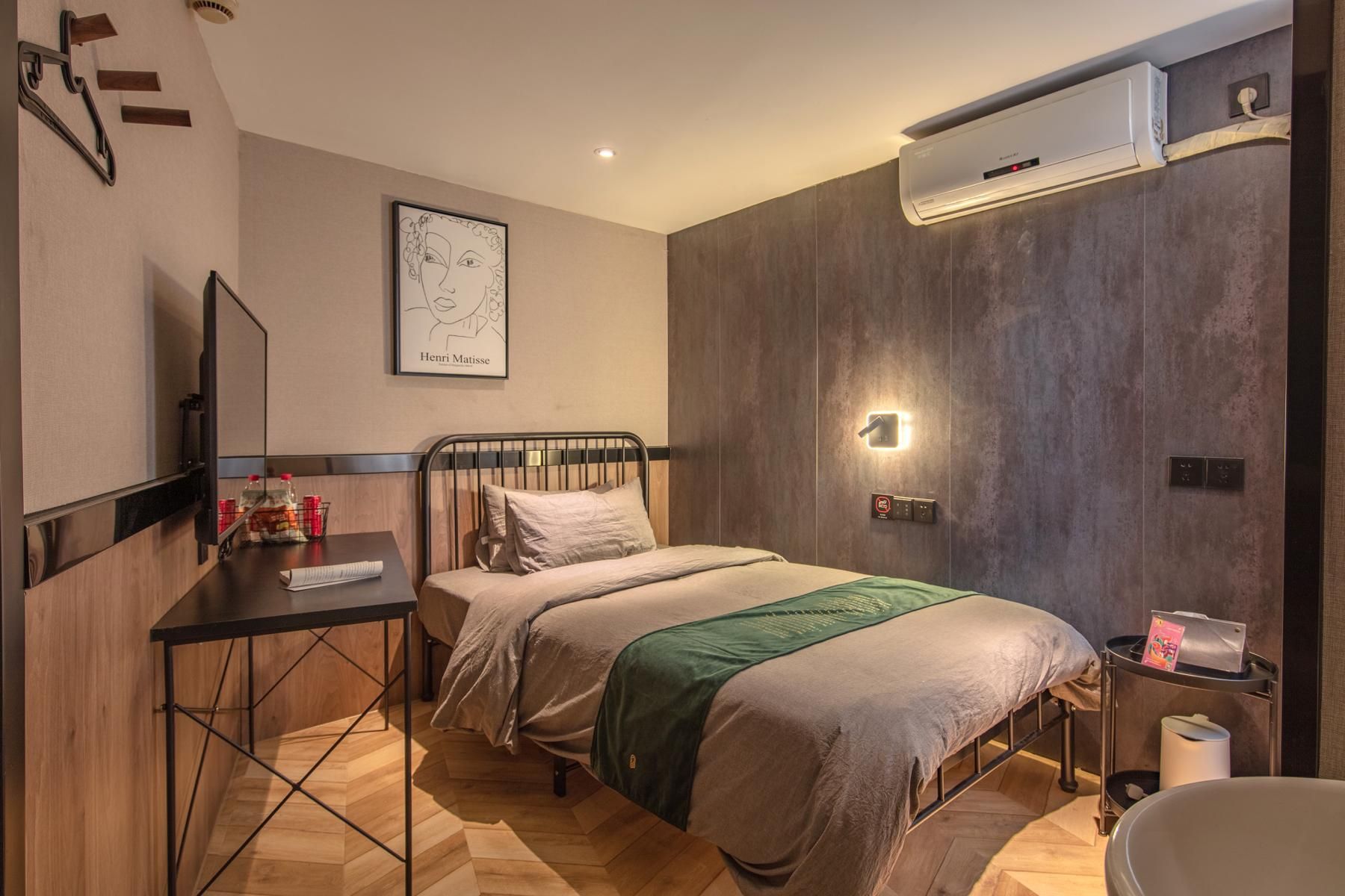 Single Room with Shower - Non-Smoking
