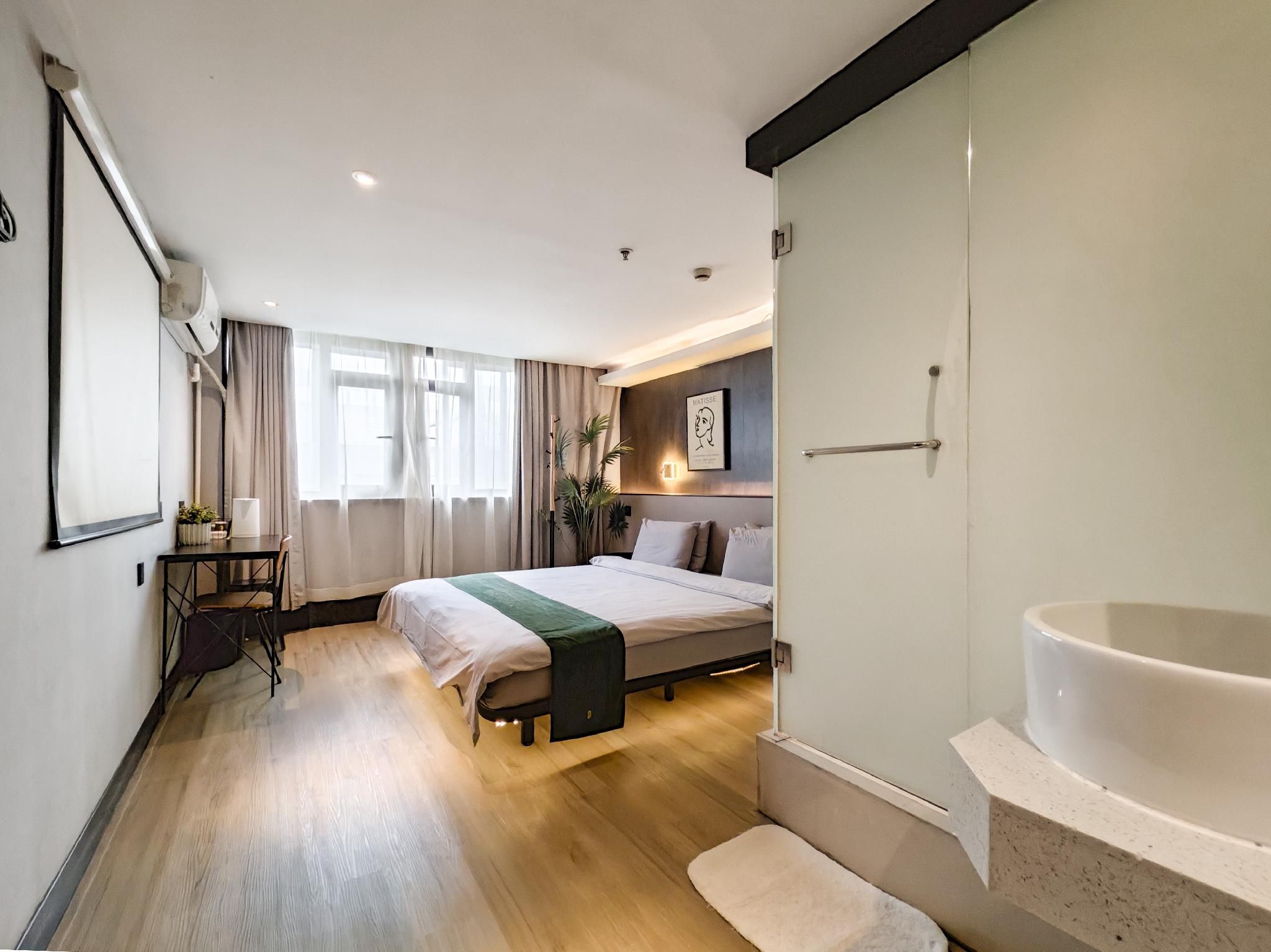 GTR - Guest Room with One 1.8M Bed