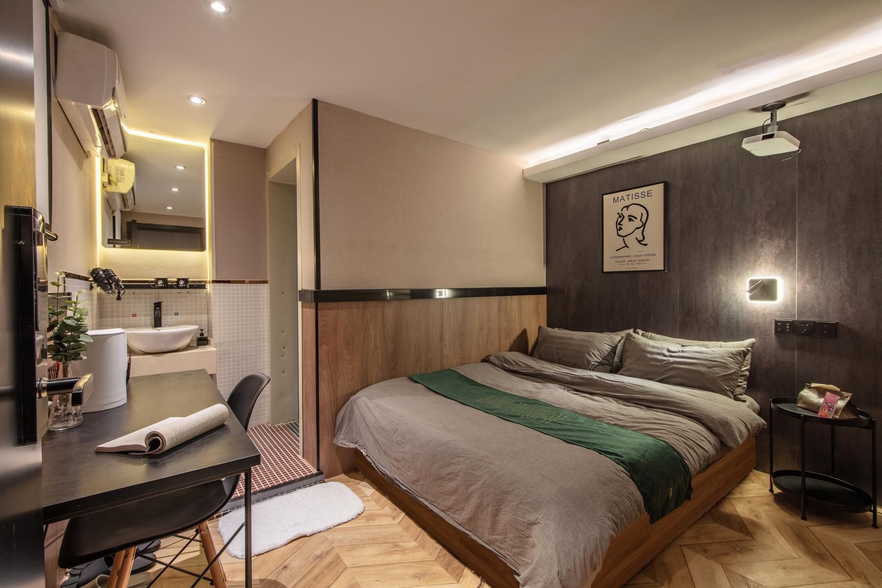 Queen Room without Window