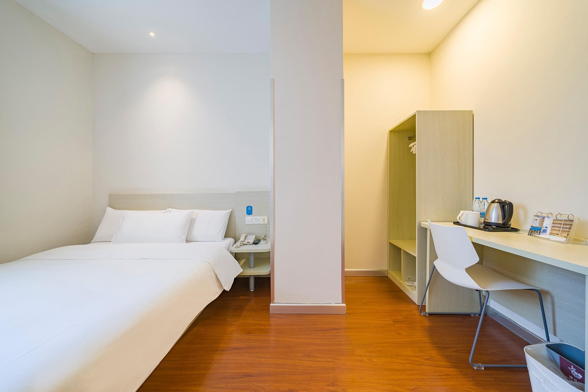 Huazhu - Room With Bed