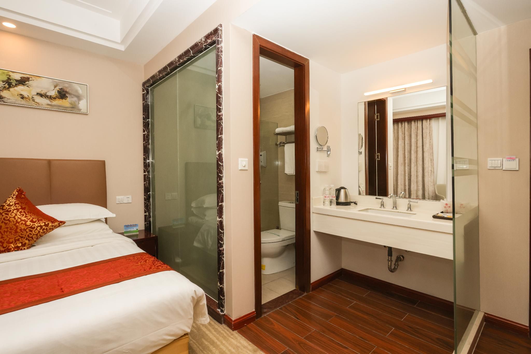 Deluxe Queen Room - Non-Smoking