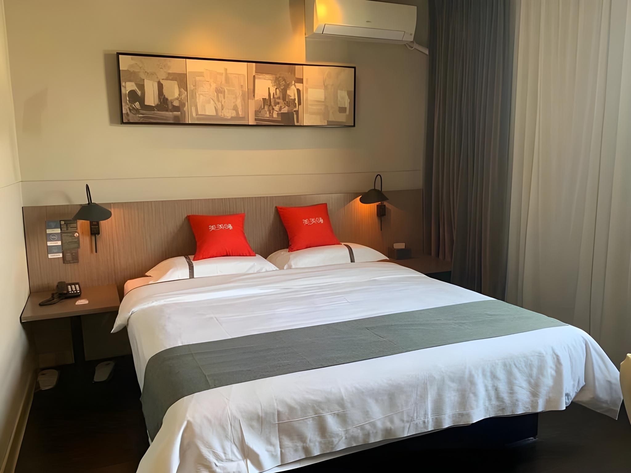 Queen Deluxe Room