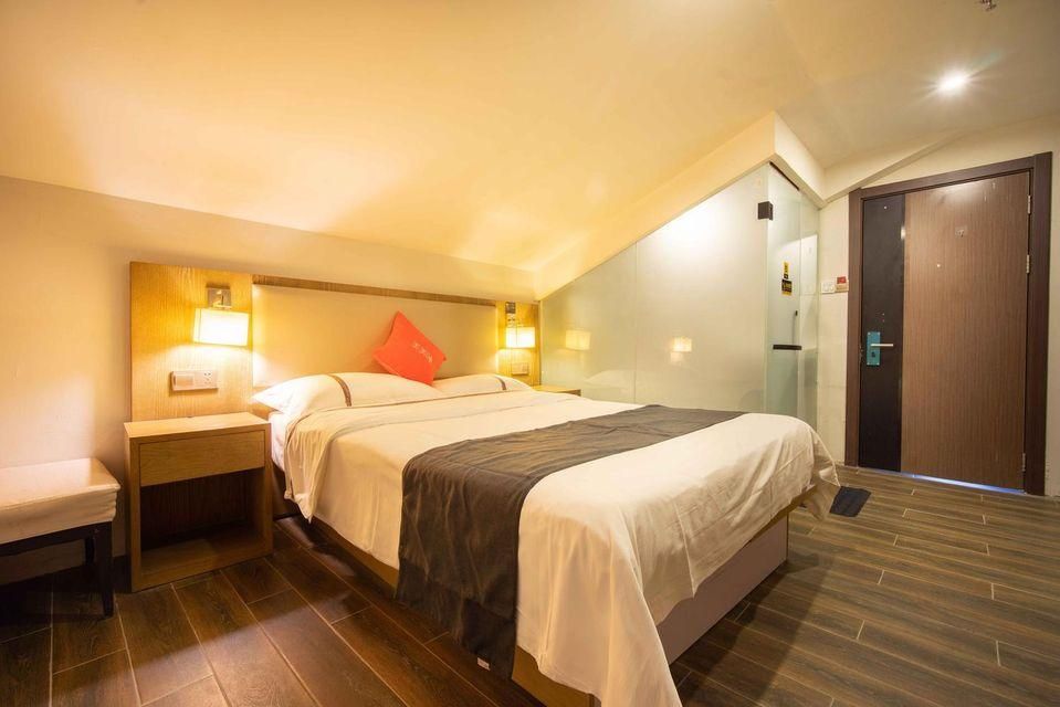 Room with Queen Bed