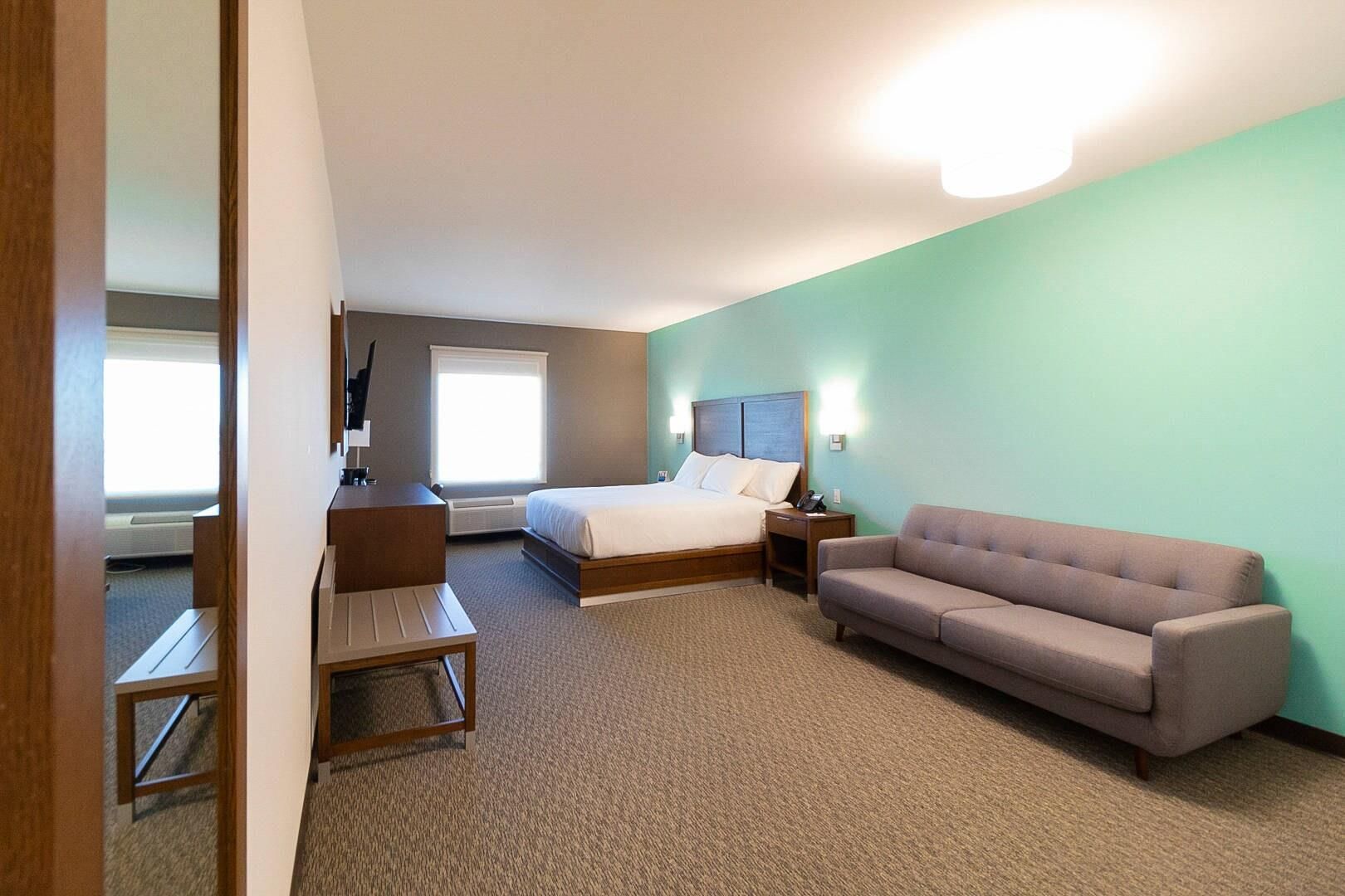 1 King Bed, Suite, Nonsmoking