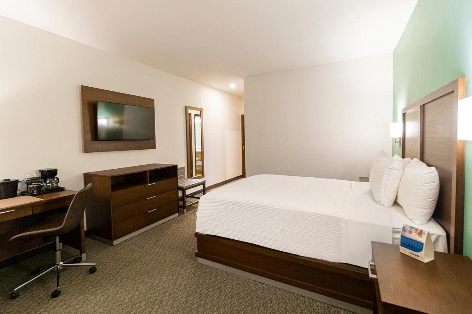 Queen Room - Non Smoking/Interior Hall