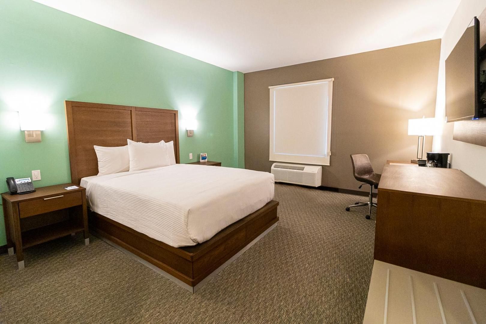 Queen Room - Non Smoking/Interior Hall