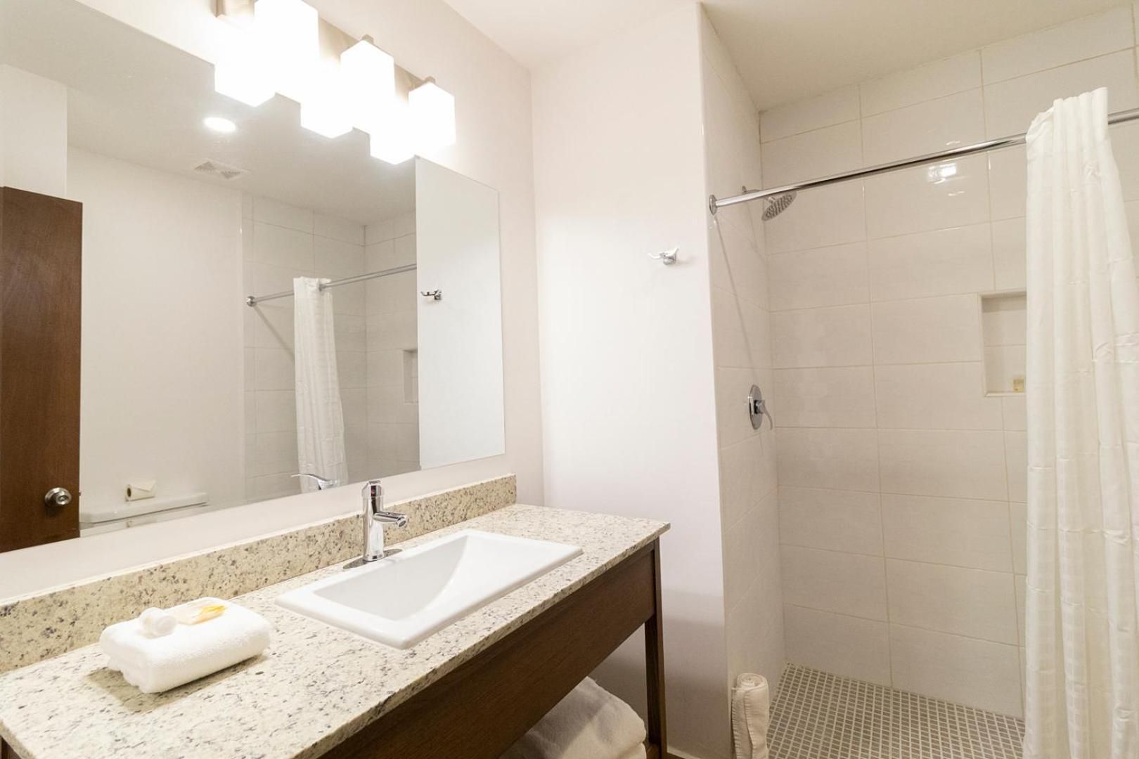 Queen Room - Non Smoking/Interior Hall