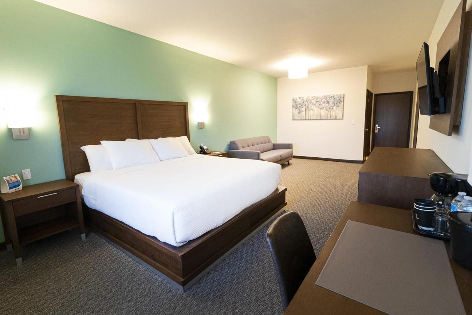 King Suite - Non Smoking/Interior Hall