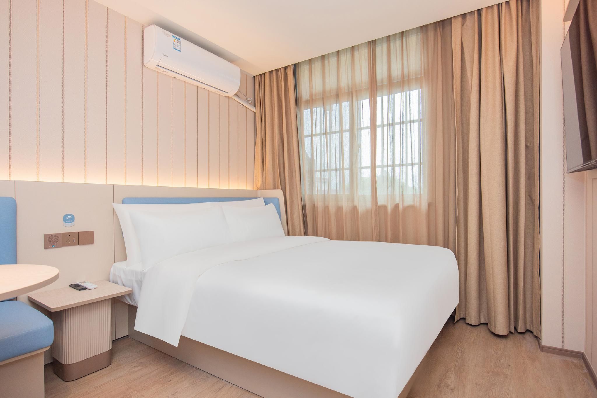 Huazhu - Room With Bed