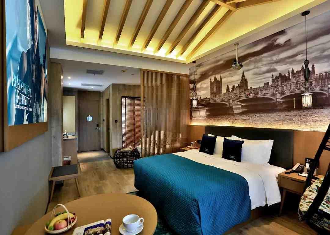 Family Birdcage Room