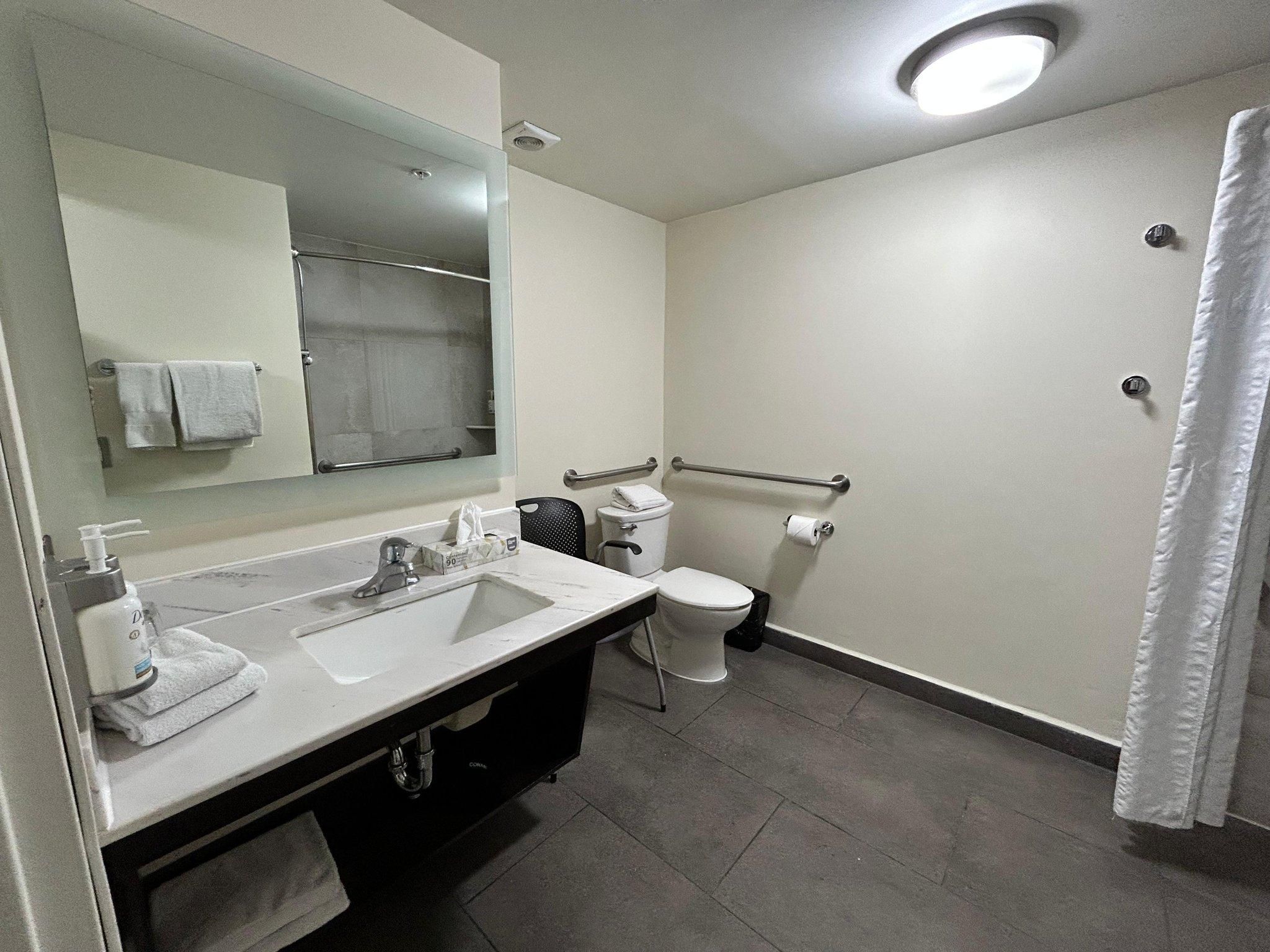 Studio Suite 1 King Accessible Roll In Shower