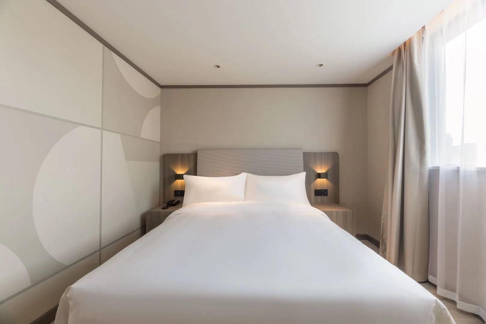 Huazhu - Room With Bed