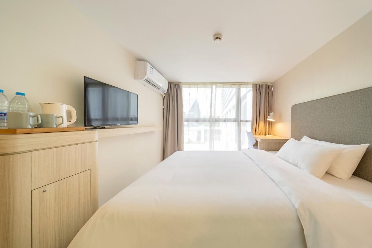 Huazhu - Room With Bed