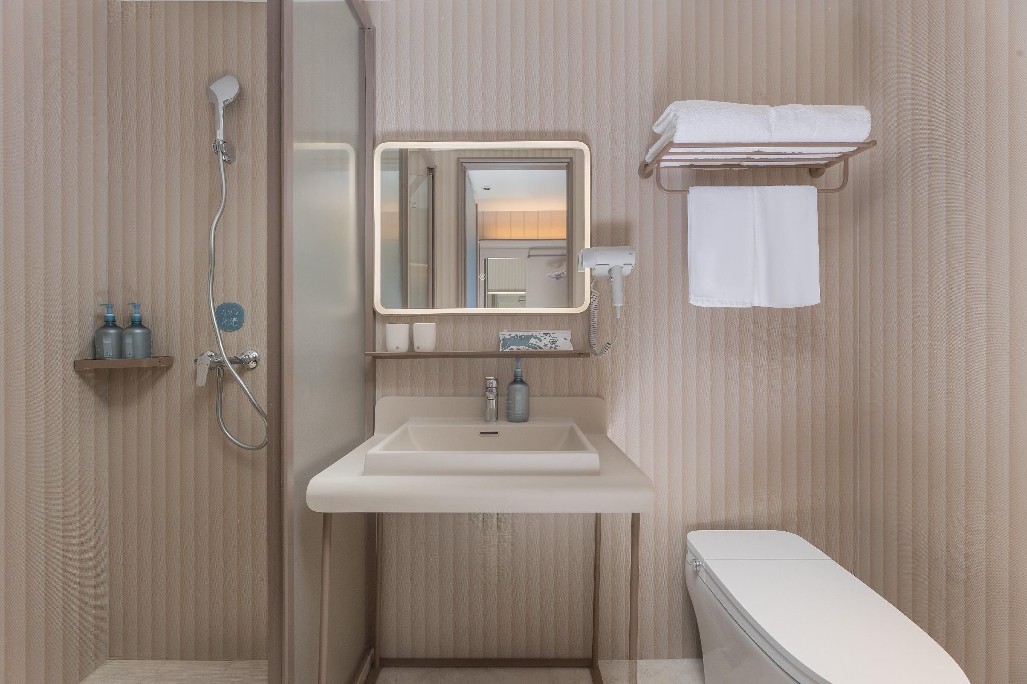 Hotel Queen Room