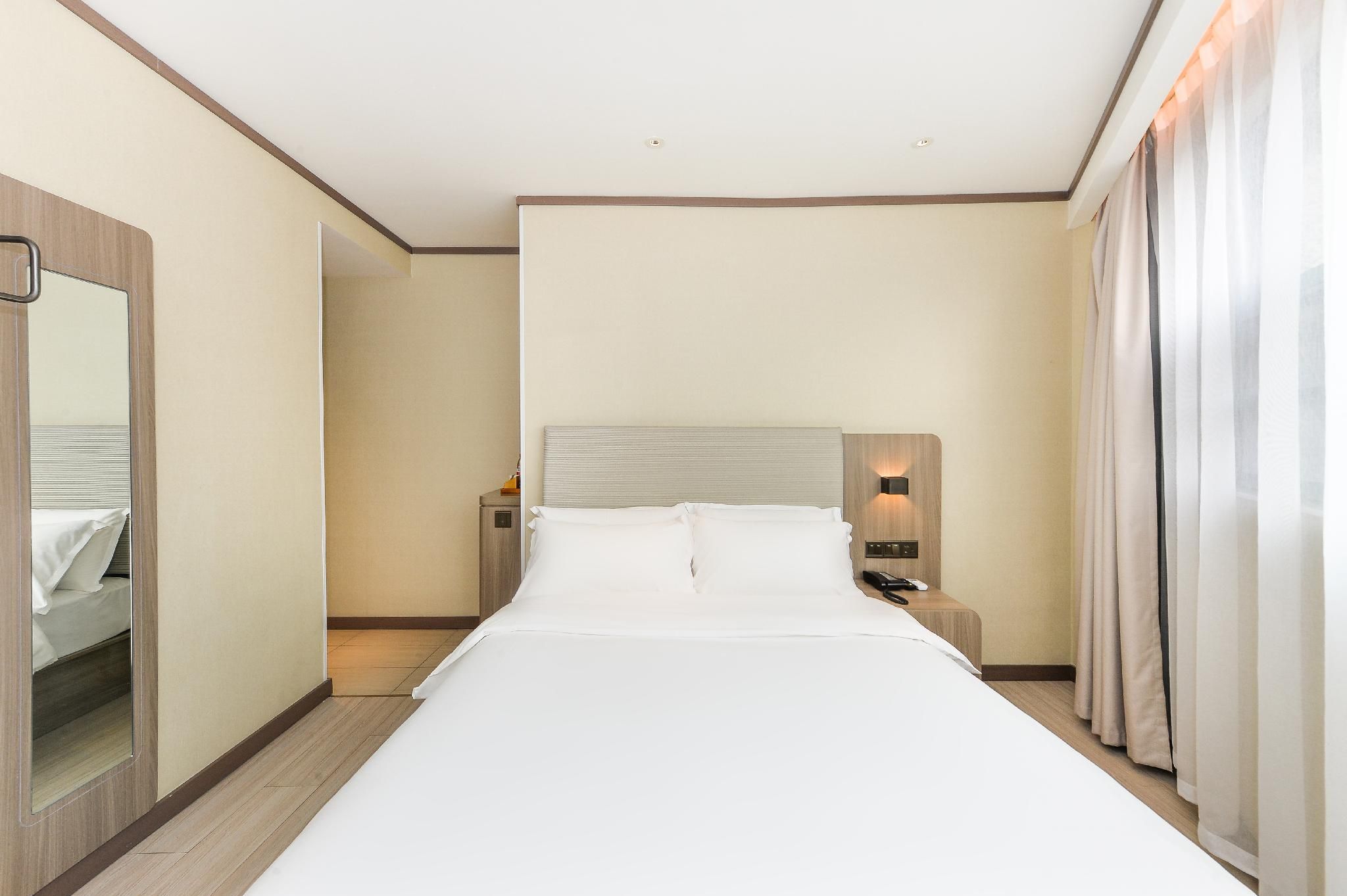 Huazhu - Room With Bed