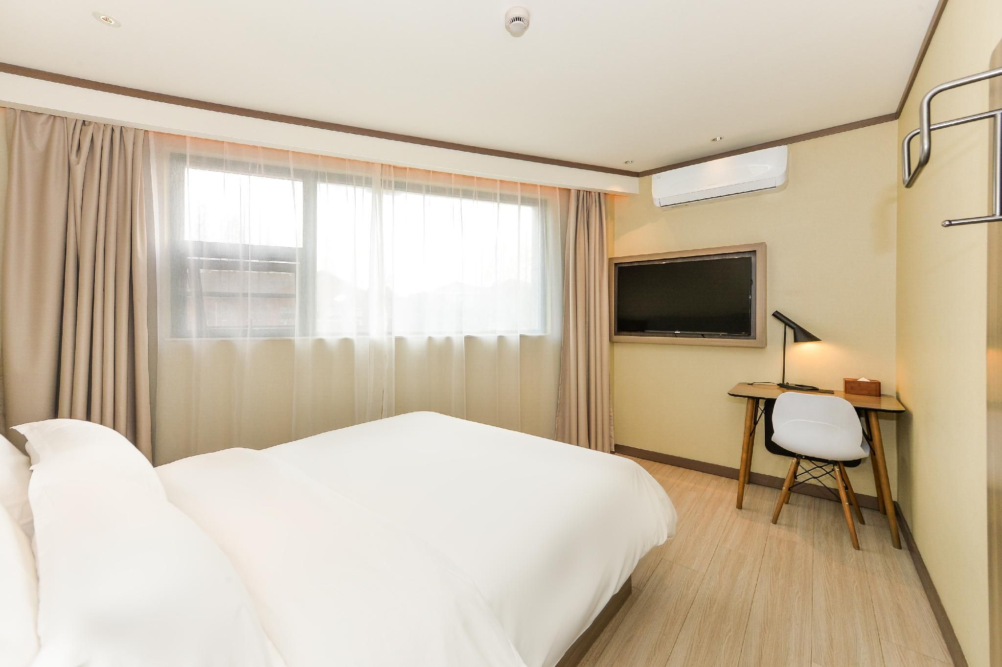 Huazhu - Room With Bed